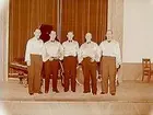 Svennes dansorkester, med Sven Abrahamsson, gruppbild, 5 personer.
 Musikinstrument bakom dem.
Lennart Ehlin, piano, född 1914, stud. för Karin Lindahl.
Rune Kihlström, klarinett, saxofon och piano, född 1909.
Charles Ljungdahl, slagverk, född 1901.
Sven Abrahamsson, dragspel, klarinett och saxofon, född 1909. Stud. för fanj. Verner, Örebro.
Hilmer Florman, kapellmästare, violin, gitarr, saxofon och klarinett, född 1902. Repertoar: dans-och underhållningsmusik, Eng. i Idrottsmässan i Örebro samt i övrigt i kringliggande orter.