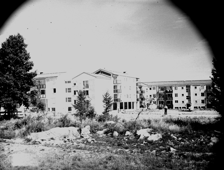 Bostadshus.
 Arkitekt Alm.
 Ekholm & White.
Bostadsomårdet Baronbackarna.