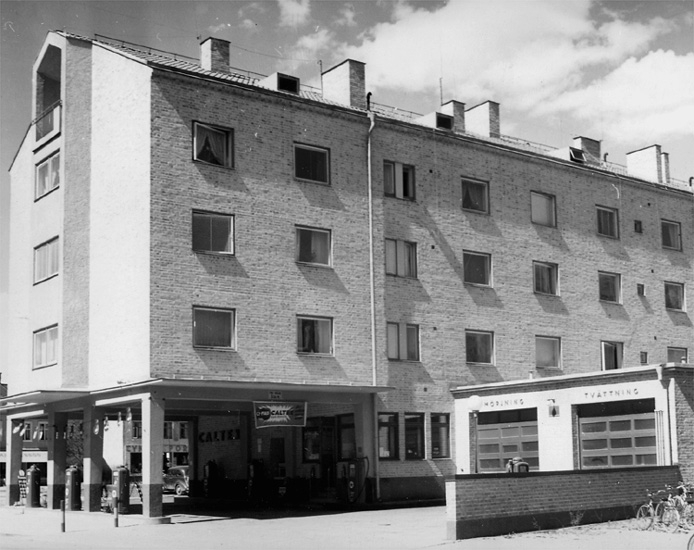 Bostadshus.
 Caltex bensinstation på Bromsgatan 1/Bromsplan på Norr.