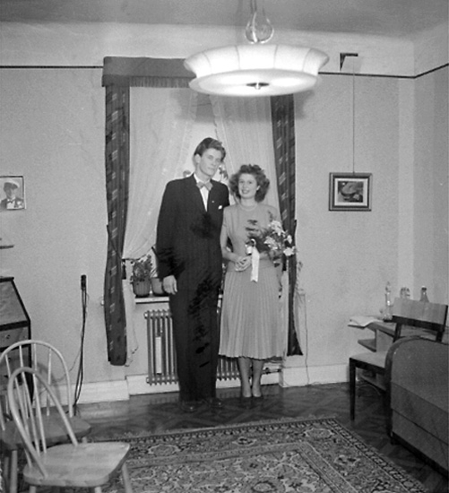 Rumsinteriör, ett par. Nygifta.
Inga-Lill Pettersson och Lennart Kindgren.