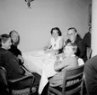Interiör, släktgrupp vid bordet, födelsedagsfirande.
Sörlings 50 årsdag.