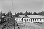 Järnväg, fabriksbyggnader. 
Häst spänd för vagn med en man i. Bilden tagen vid hyttan i Svartå. Spåret i förgrunden gick mellan Svartå station och hyttområdet på en hög bro. De två vita husen till höger på bilden står kvar i dag, smedjorna.