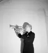 En man med musikinstrument (trumpet).
Lars Resberg