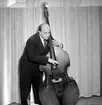 Hagströms orkester, en man med musikinstrument (bas).