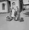 Familjegrupp fem personer vid Centralstationen.