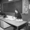 Västra Yrkesskolan, maskinskrivning, interiör, en kvinna.
