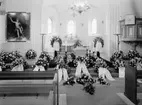 Längbro kyrka, interiör, begravning, likkista och begravningskransar.
Fru Sandbergs begravning.
Begravningsföreningen.