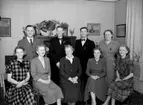 Rumsinteriör, familjegrupp nio personer.
Fotografiet föreställer fru Anna Larsson (född Nors) och hennes åtta barn. Troligen taget vid hennes 70 års dag 14 januari 1951.
Stående från vänster:
Orvar Larsson född 1913, Rune Larsson, brodern Alfred Larsson, Dalie Larsson, gift Karlsson
Sittande från vänster:
Svea Larsson, gift Eriksson, Göta Larsson, gift Hedén, Fru Anna Larsson född Nors, Märta, Ella Larsson, gift Uhlan. 
Fotografen Knut Borg var vän med Orvar Larsson.