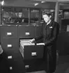 Konsum, kontorsinteriör, kortskåp, en kvinna.