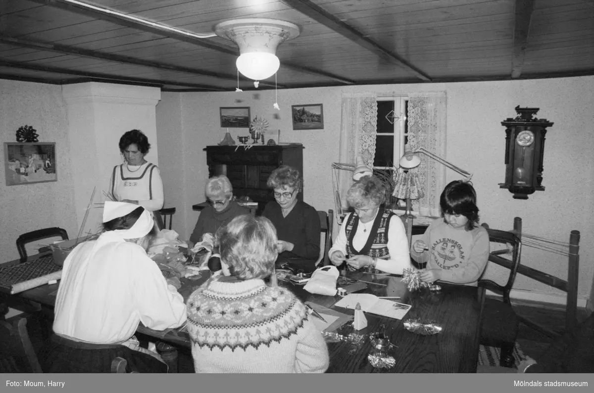 Julpyntskväll på Kållereds Hembygdsgilles gård i Långåker, år 1983.

För mer information om bilden se under tilläggsinformation.