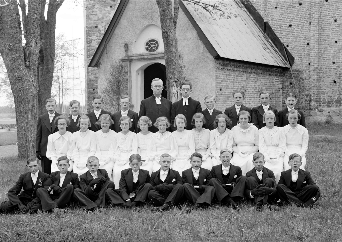 Konfirmander utanför Tensta kyrka, Uppland 1937