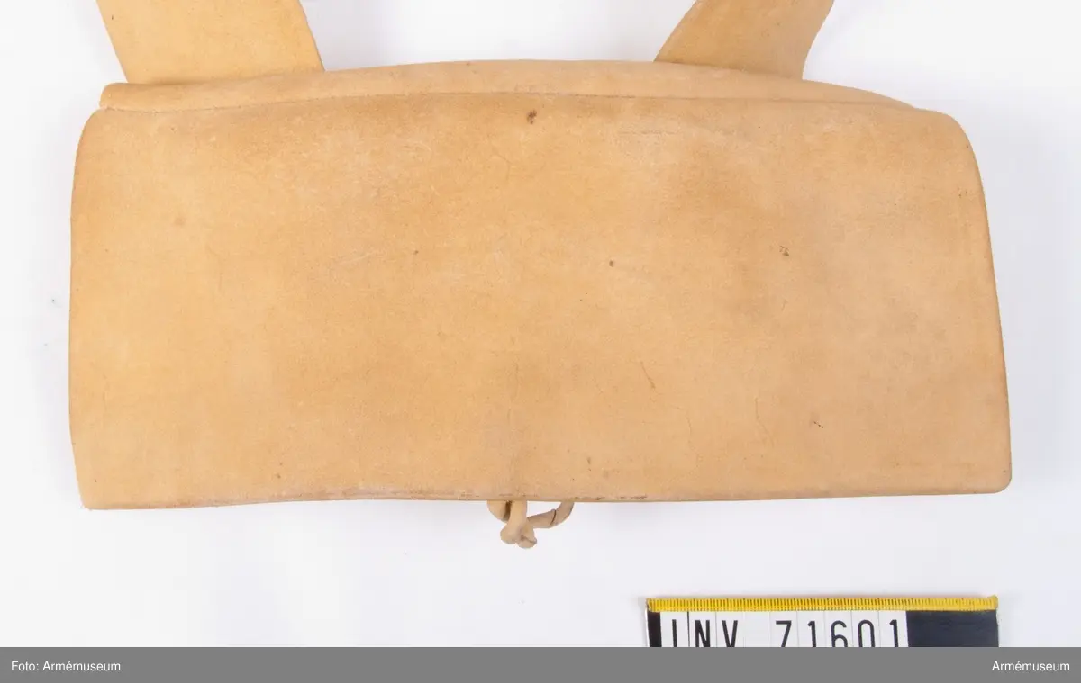 På insidan, under locket finns en ficka. Insatsen är gjord av bleckplåt med plats för 13 patroner med 18 mm kailber.