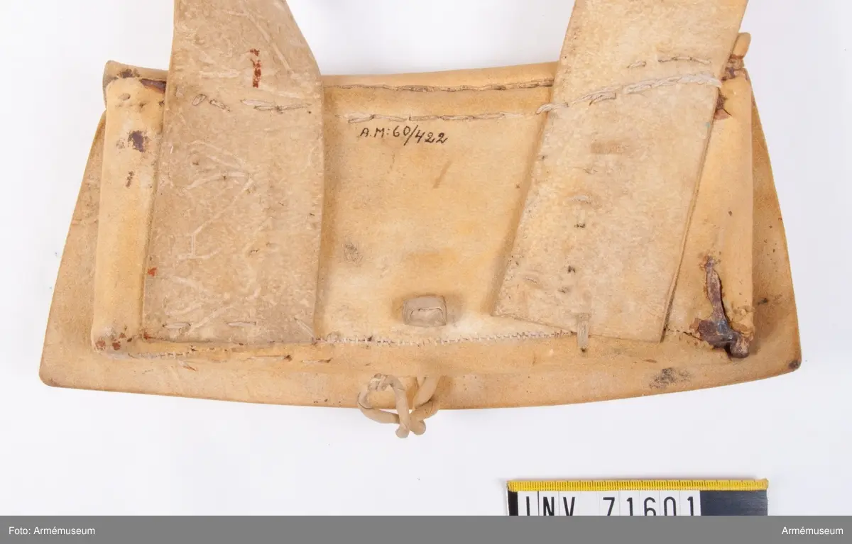 På insidan, under locket finns en ficka. Insatsen är gjord av bleckplåt med plats för 13 patroner med 18 mm kailber.