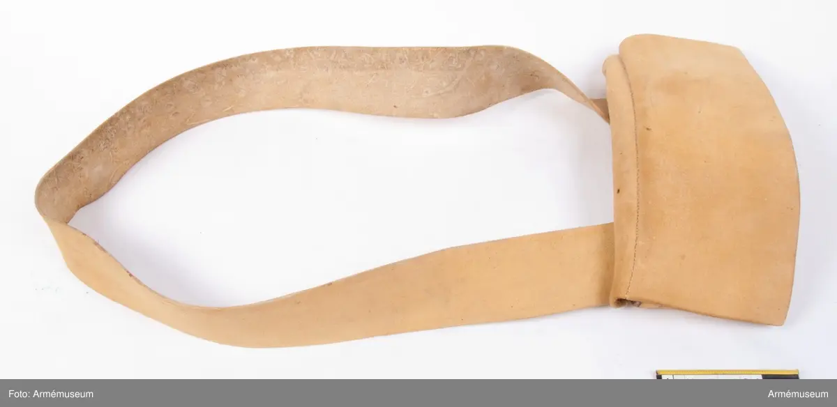 På insidan, under locket finns en ficka. Insatsen är gjord av bleckplåt med plats för 13 patroner med 18 mm kailber.