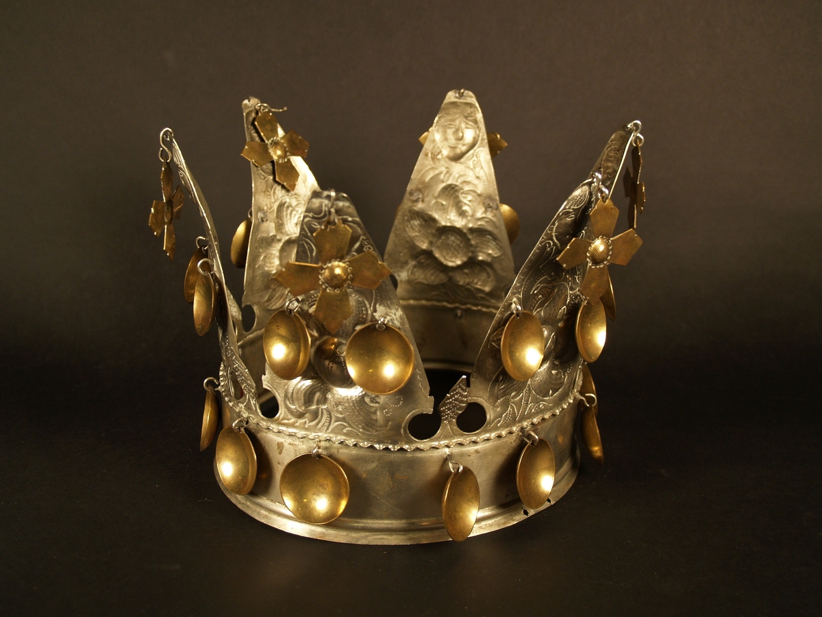 Det er ei heilrend krone, det vil seie at den er klipt/sagd ut av ei metallplate og lodda saman. Den har seks taggar og er ei open krone. Kvar tagg er dekorerte med blomemønster og i toppen er det eit ansikt, som kan tolkast som annankvar mann og kvinne. I kvar tagg er det eit heng med eit kors i messing, det er også to blad i messing halvvegs opp på kvar tagg og 12 messingblad langs med ein bøljekant nede. Under blada er det ein glatt kant utan dekor, den glatte kanten avsluttast i to bølgjer. Denne glatte kanten er vanleg på kroner og her skal det vere eit band eller eit tøystykke. I ein avisartikkelen i avisa Samhold frå 1954 er krona vår avbilda med eit tøystykke rundt, og i tilvekstprotokollen er det ført inn at krona har eit raudt fløyelsband. Dette er seinare strøket over og tøystykket er dessverre borte.