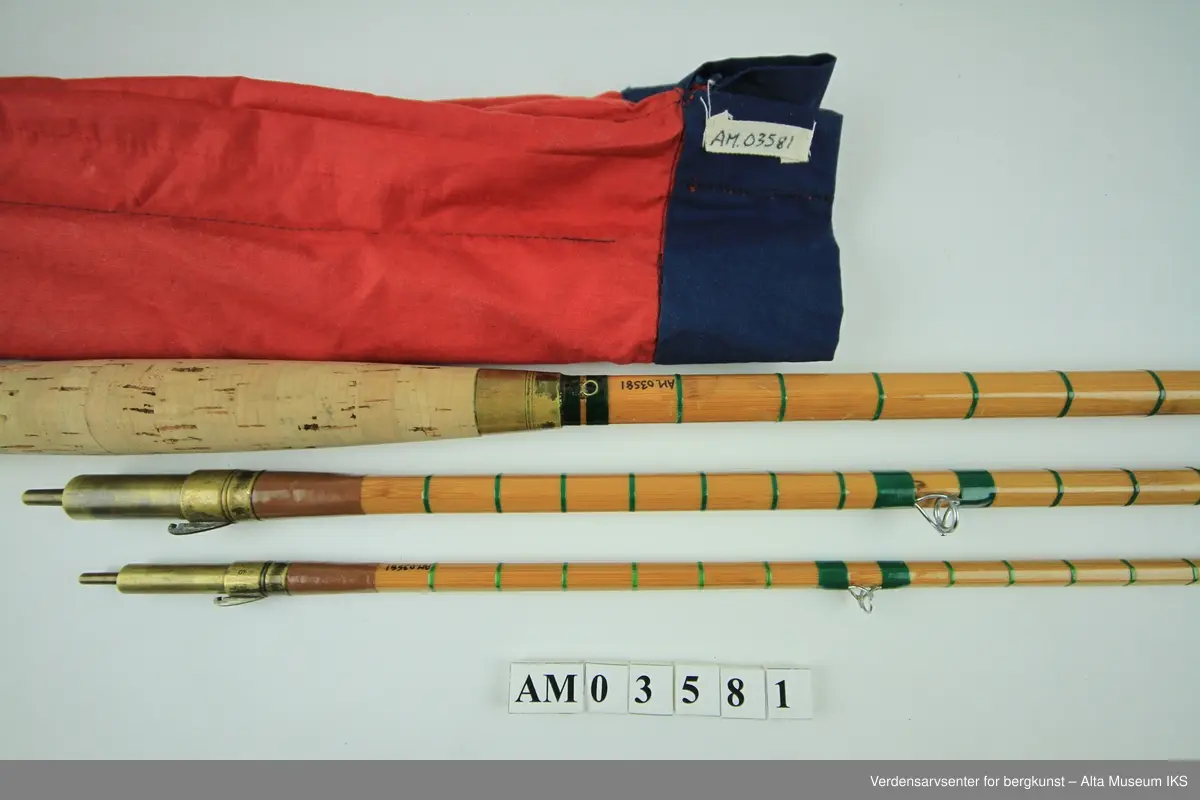 Tohånds fluestang. Tredelt. Tungbygd splitcane med stålkjerne. klasse # 11-12. Skruholker (kom etter knyteholkene) av messing. Sliding ring snellefeste. Har vært brukket i toppen mellom andre og tredje ring. Nye grønne surringer. Endebutt i messing og gummi.