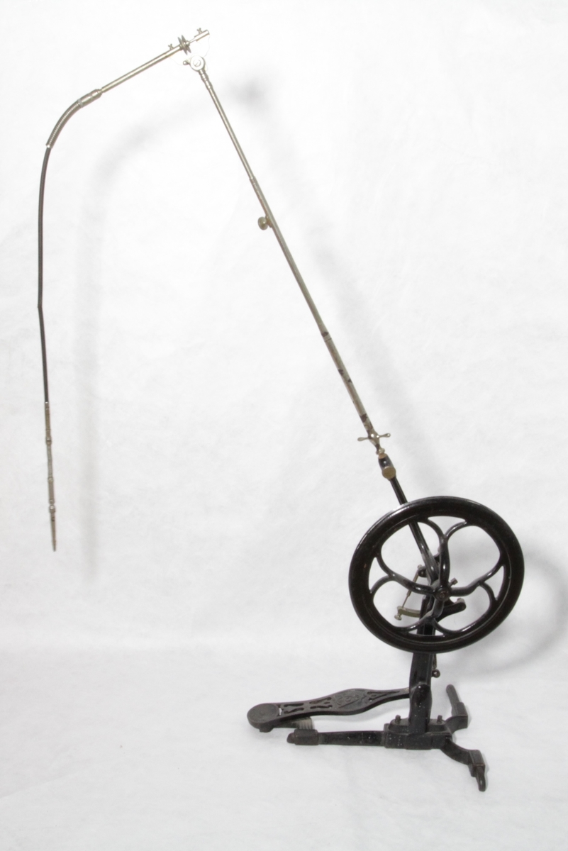 Pedalbor for tannlege. Tungt understell i jern med fotformet pedal. Festet til et hjul som dreier ved bevegelse i pedalen. Hjulet driver videre mekanikken oppover i frem til festet som kan tilpasses ulike instrumenter.