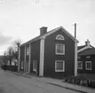 Bostadshus. Rådmansgatan Kvarteret Baccus. Bilden tagen den 27 november 1942.
Hus revs och flyttades till Nya Pershyttan 1955.