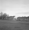 Byggnader.
27 november 1942.
Bilden är tagen tvärs över torget mot öster, från Stadshotellet. Stora huset är Kungsgatan 10.