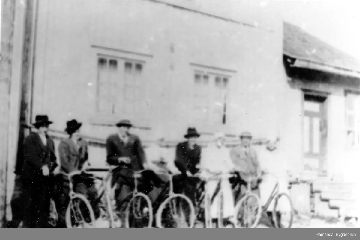 Ungdom i "Bygnae"
Frå venstre: Knut E. Thorset (Uppistugun), Torleiv Thorset, Jakob Thorset (noko usikkert), Tora Thorset, Knut E. Langehaug, Anne H. Løken, Ola H. Løken, Ragnhild Storejorde.