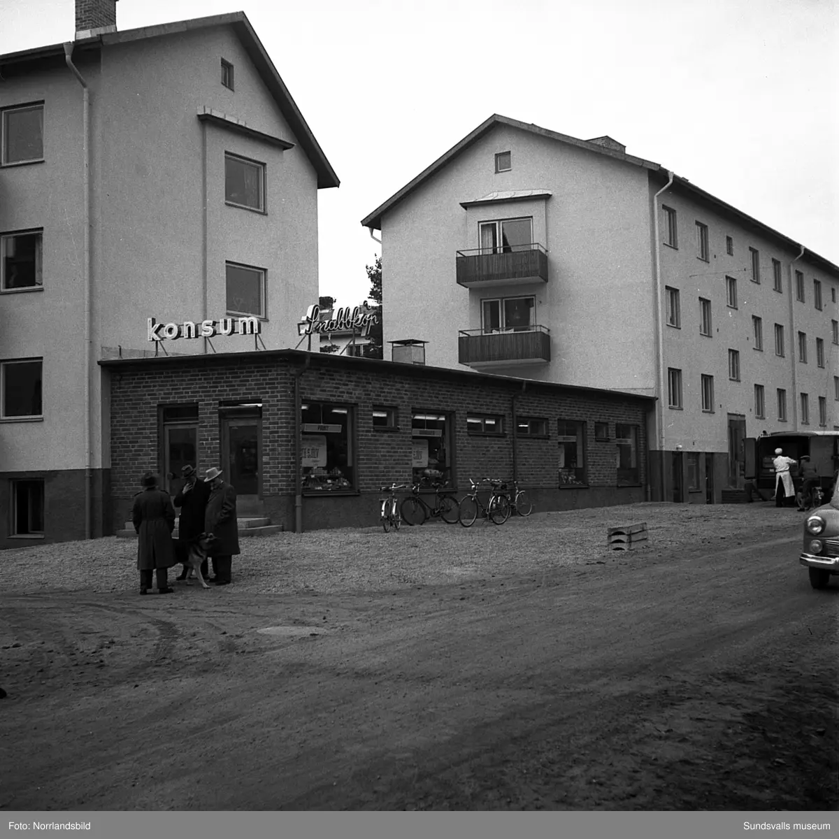Konsumbutik på Bragegatan i Haga. Exteriör- och interiörbilder.