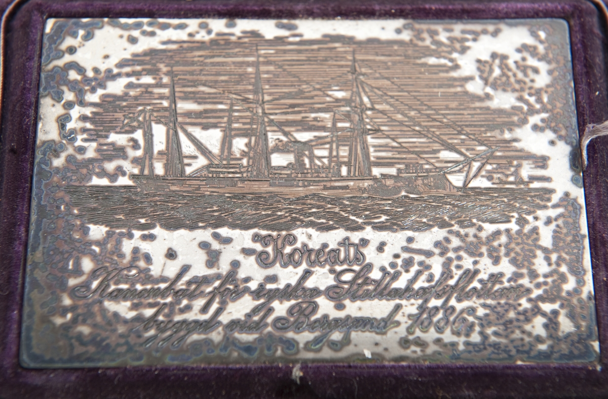 Åtsidan: Bild av ångkrigsfartyget Koreats förande rysk flagg.