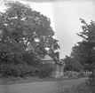 Norrbyås kyrka, bårhuset, exteriör.
27 september 1951.