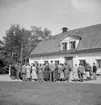 Säbylunds herrgård, exteriör. Utflykt.
10 juni 1951.
Förvaltare Erik Hökerberg (1897-1967) på trappan till Norra flygeln, även hans bostad.