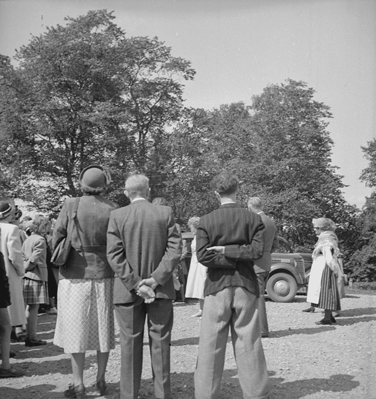 Utflykt till Säbylunds herrgård.
10 juni 1951.
Den långa mannen i bakgrunden är förvaltare Erik Hökerberg 1897-1967, kvinnan i folkdräkt är hans dotter Gudrun Malmros 1935- och bakom henne hennes syster Carina Broms 1930- Kvinnan i vitt är Eriks fru Karin Hökerberg f.Nilsson 1902-1987.