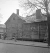 Bostadshus, hörnet av Drottninggatan 38 B och Rudbecksgatan.
1953.