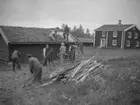 Fjugesta hembygdsgård, takläggning.
Bilden tagen år 1954.