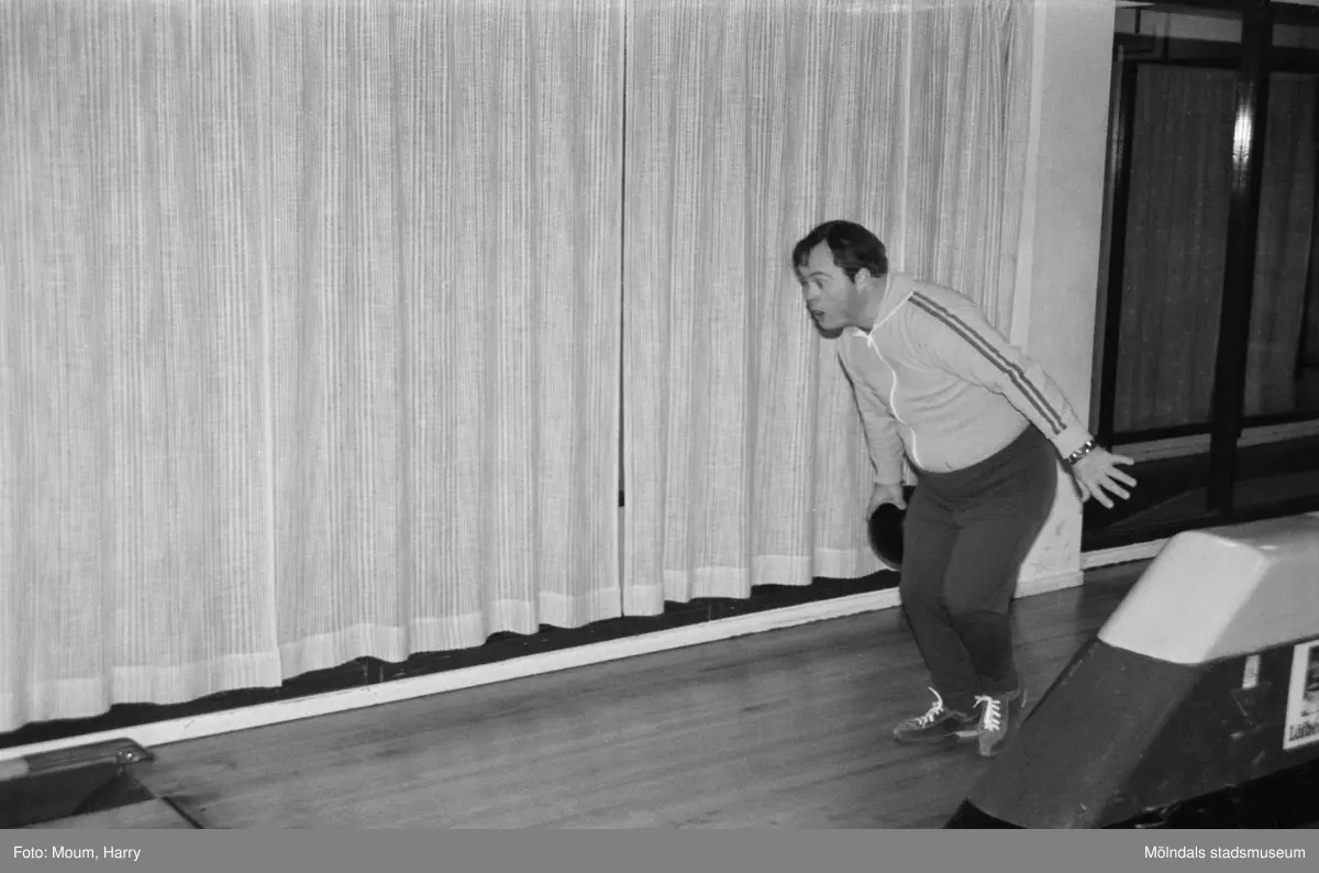Handikappade Kenneth Lundin bowlar i Kållereds bowlinghall, år 1983. Kenneth Lundin ger ett fint prov hur bowlingsklotet skall spelas ut. Han är en av de tjugofem eleverna från Omsorgsstyrelsen, Stretered Kållered som får denna möjlighet att deltaga i Kållereds Bowlingshalls utbud när det gäller handikappidrotten.

För mer information om bilden se under tilläggsinformation.