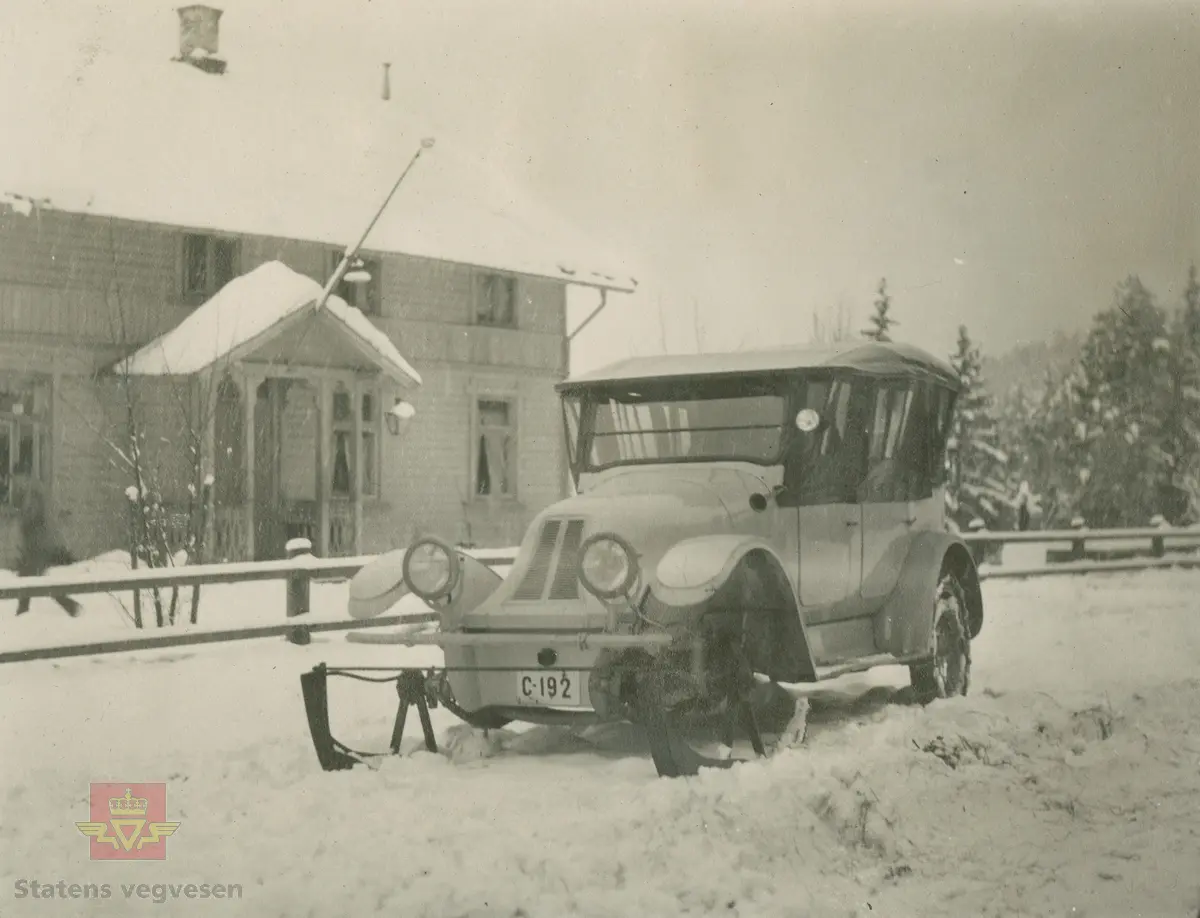 Album fra 1918-1934, "Snebrøyting."  I følge merking: Blystads meier for vinterføre. Januar 1922. "Franklin" bil med kjennetegn C-192  tilhørte disponent Sverre Strand.