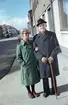 Ann Marie Larsson och hennes far Gustav Winnerfeldt står på en trottoar i Huskvarna.