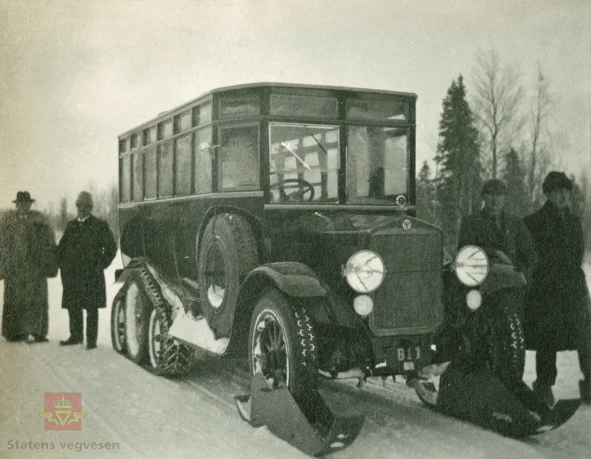 Album fra 1918-1934, "Snebrøyting." I følge merking: Fig.1. "Postomnibuss Jörn - Arjeplog." 16. mars 1925. I bakgrunnen verksmester Nyberg og postmester Samsioe." Buss med Scania Vabis sitt emblem i fronten-trolig bygget på et chassis fra Scania. Kjennemerke B13. Bussen har meier/ski på framhjulene.
Postomnibuss ble brukt til både post-og persontransport. 

27.01.2016. "Bildene må være tatt i forbindelse med befaring av norsk(e) vegingeniør(er) i Sverige, med tanke på tilsvarende bussløsning i Norge. En GMC ble bygd og prøvekjørt i Trysil, men beltedriften viste seg upraktisk. Tilbakeført til vanlig hjuldrift ble den satt inn som første buss i NSBs Selburute."