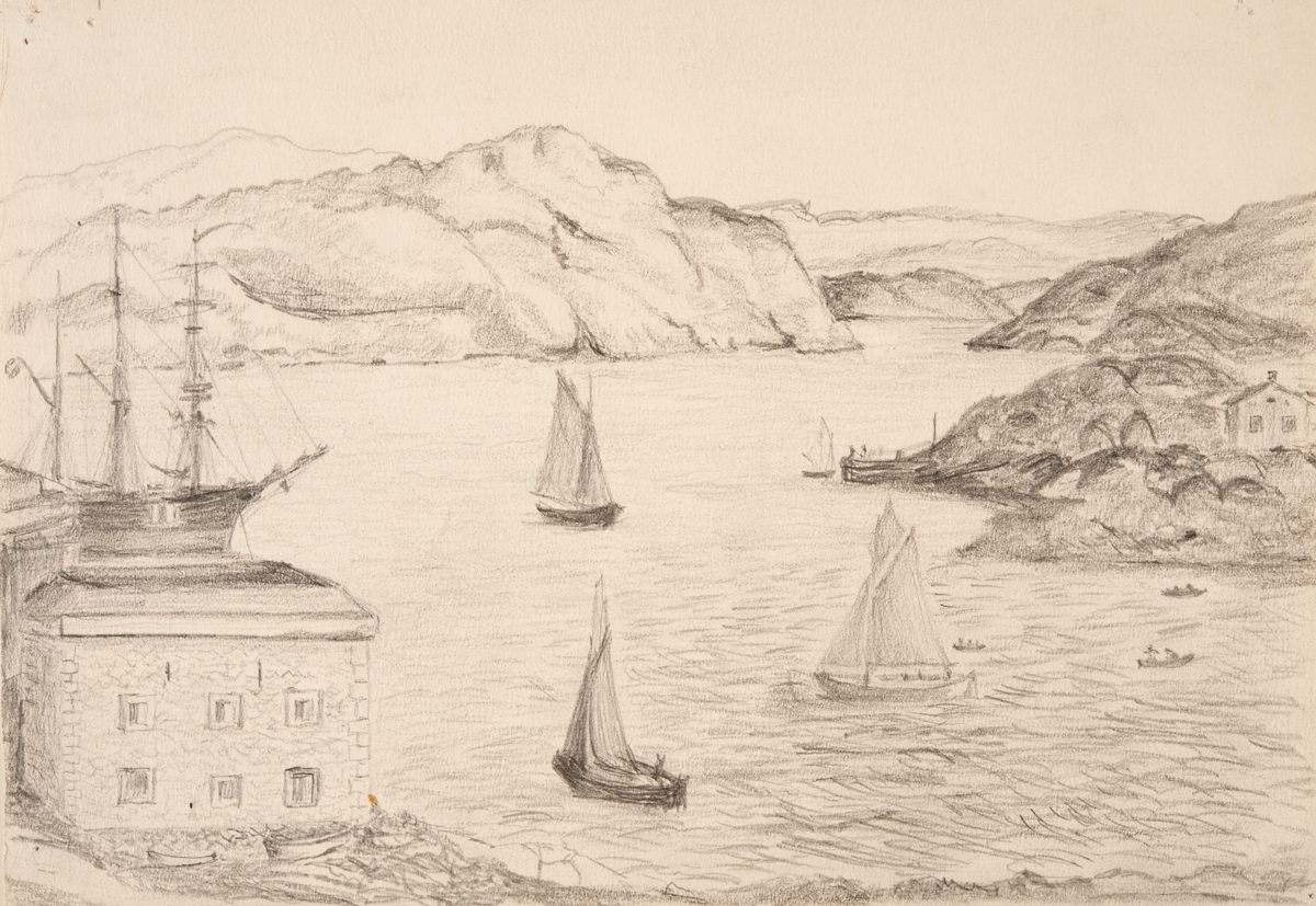 Kustmotiv från Marstrand, tv i förgrunden ett hus,  bakom detta ett segelfartyg och roddbåtar.