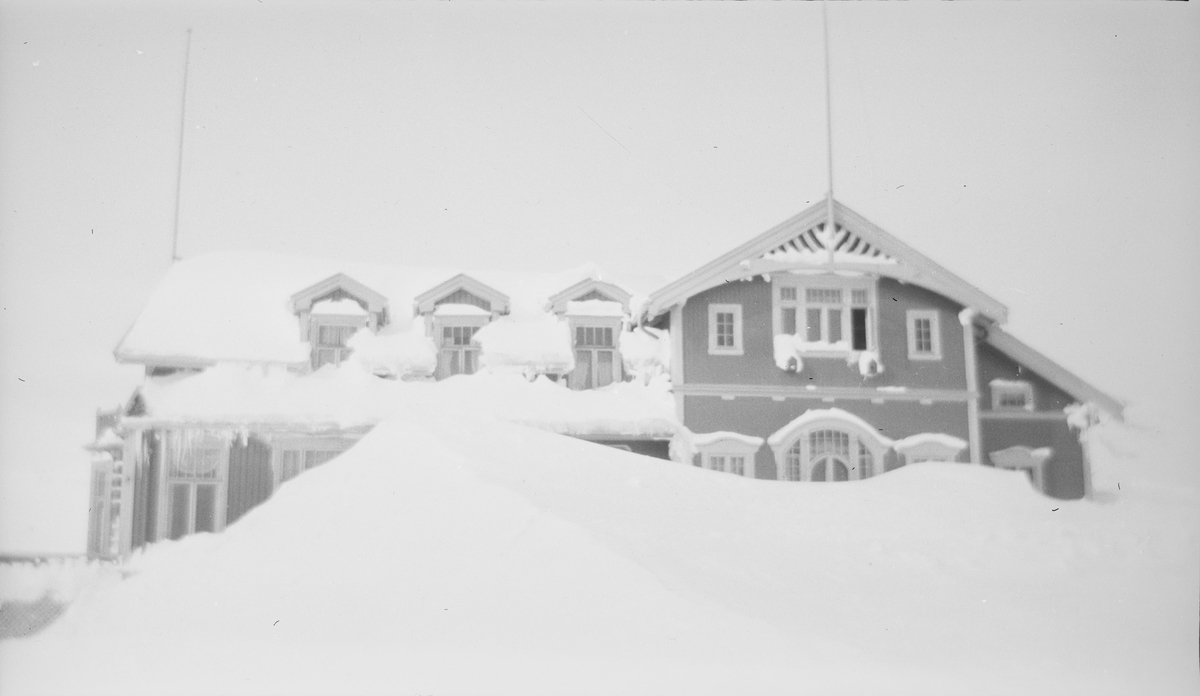 Haugastøl stasjon og turisthotel med store fonner av snø.