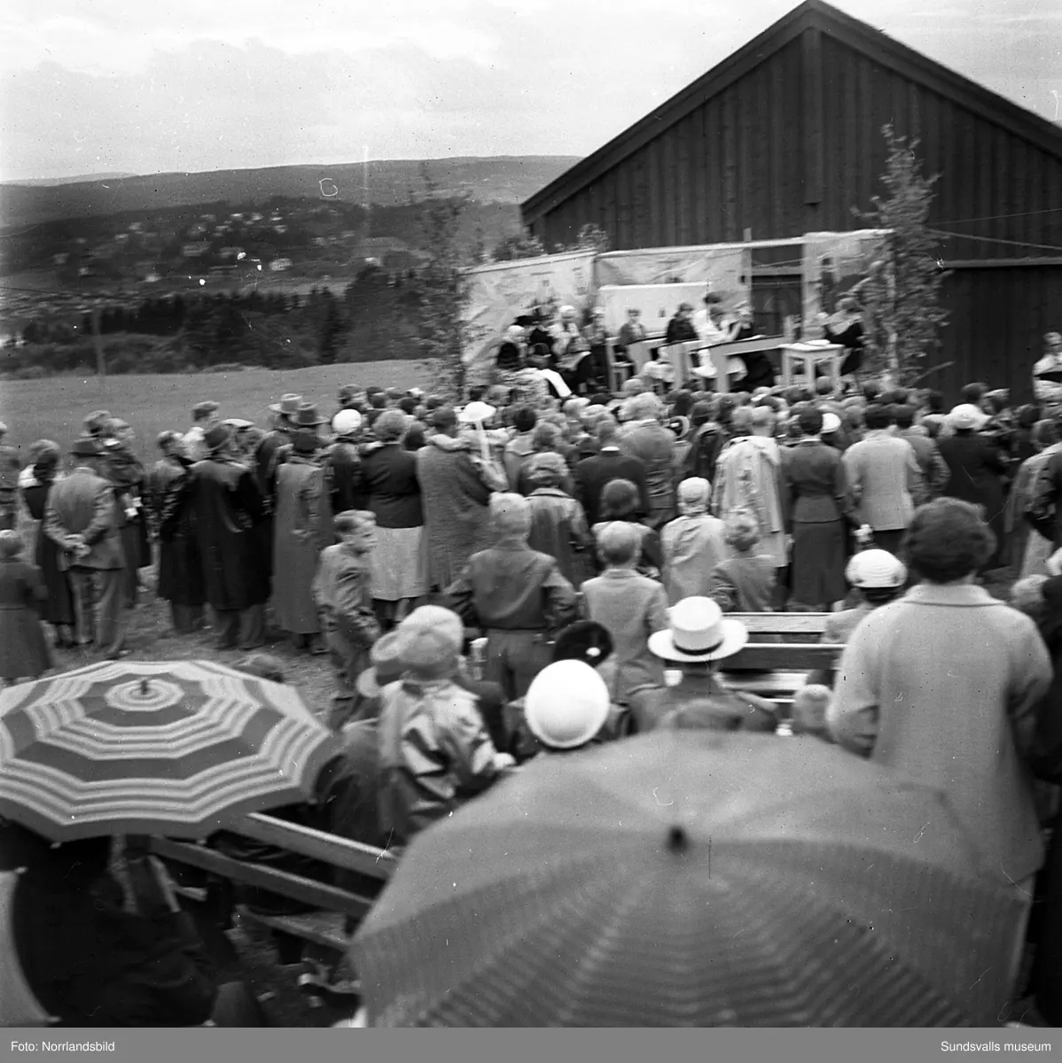 Sommarfest på Tunet, Alnö. Bland annat musikuppträdande och dragkamp.