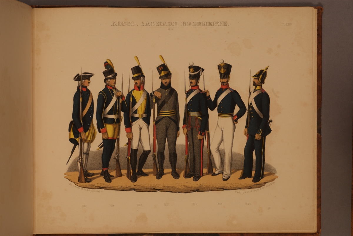 Plansch med uniform för Kalmar regemente för åren 1765-1845. Plansch i färgtryck efter original av Adolf Ulrik Schützercrantz. Ingår i planschsamlingen Svenska krigsmaktens fordna och närvarande munderingar.