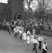 Konfirmation i Ljusnarsbergs kyrka, konfirmander, präst och människor utanför kyrkan.