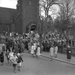 Konfirmation i Ljusnarsbergs kyrka, konfirmander, präst och människor utanför kyrkan.