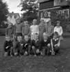 Ställdalens skola, skolbarn med lärarinna på skolgården, hösten 1962.
Skolbyggnad i bakgrunden.