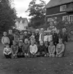 Ställdalens skola, skolbarn med lärarinna på skolgården, hösten 1962.
Skolbyggnad i bakgrunden.