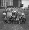 Ställdalens skola, skolbarn med lärarinna på skolgården, hösten 1962.
Skolbyggnad i bakgrunden.