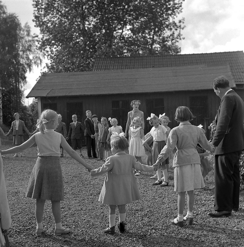 Söndagsskolan i Ställdalen.
Bilderna från år 1954-1955 (?)
Den lilla tjejen (mitterst av de tre flickorna) med ryggen mot kameran, i kappa och rosett mitt på huvudet är Märith Johansson. Nu, år 2016, heter hon Gustafsson.