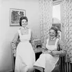 Rällså Ålderdomshem, interiör, två kvinnor ur personalen.
Bilden tagen i samband med födelsedagsfirande för 90-åring.