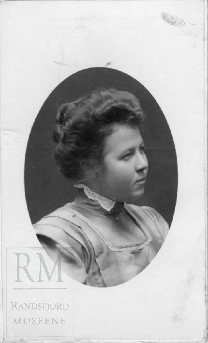 Brystbilde av Karoline Hensrud, f. 12.4 1871,  Jevnaker