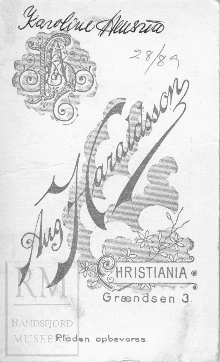 Brystbilde av Karoline Hensrud, f. 12.4 1871,  Jevnaker