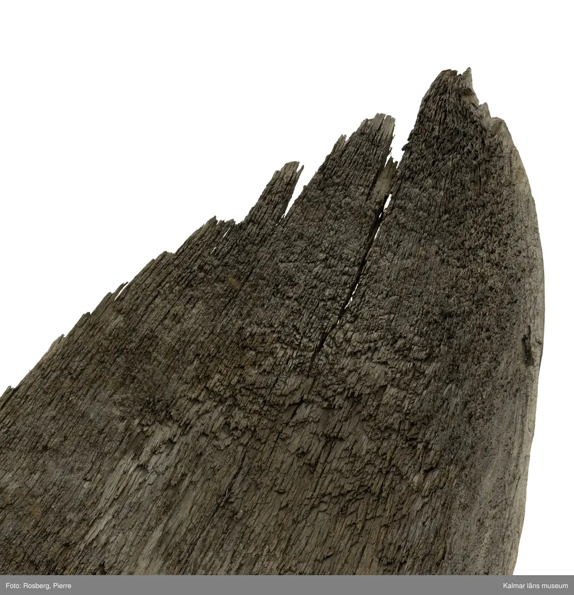 KLM 45161. Båt, stockbåt. Av stor urholkad trädstam. Huggen i ett stycke. Stamrunt tvärsnitt. Går ej att urskilja för repektive akter. Har troligen varit mer rundad i formen, nu sprucken och utvikt. Båten är nästan svart i färgen, eventuellt tjärad.