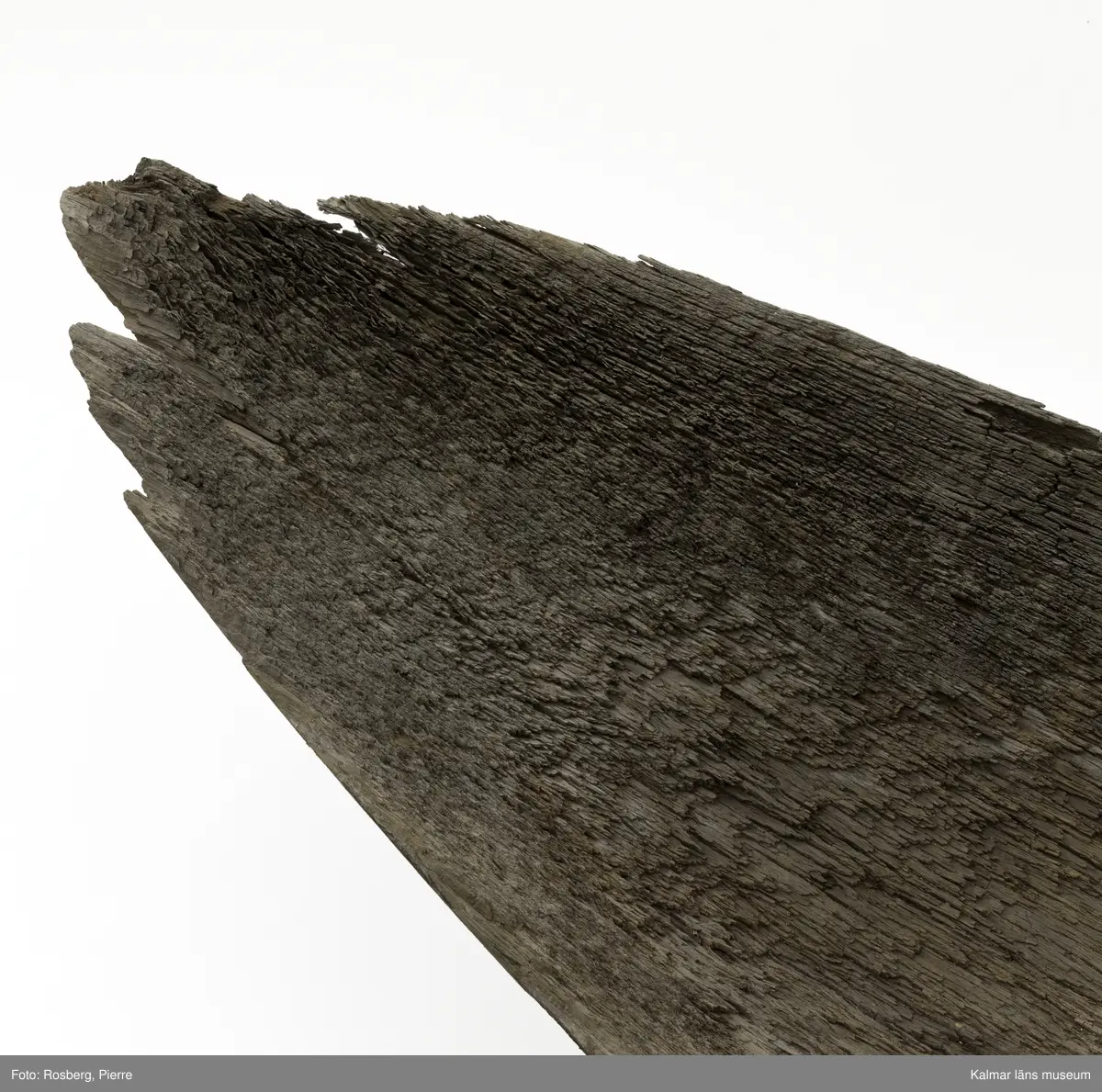 KLM 45161. Båt, stockbåt. Av stor urholkad trädstam. Huggen i ett stycke. Stamrunt tvärsnitt. Går ej att urskilja för repektive akter. Har troligen varit mer rundad i formen, nu sprucken och utvikt. Båten är nästan svart i färgen, eventuellt tjärad.